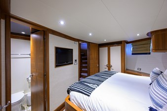 ST. TROPEZ  72 68_cheoy_lee_st_tropez_aft_stateroom_06