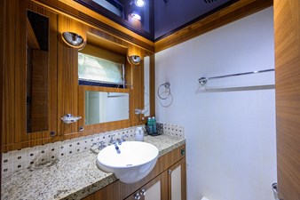 ST. TROPEZ  74 68_cheoy_lee_st_tropez_aft_stateroom_head_02
