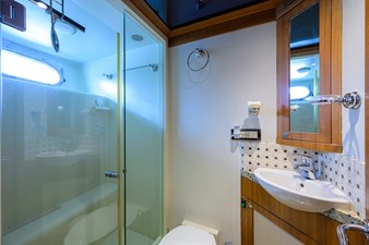 ST. TROPEZ  81 68_cheoy_lee_st_tropez_crew_stateroom_head_02