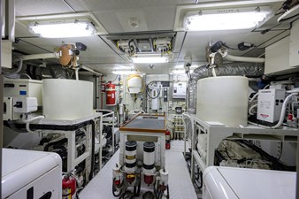 ST. TROPEZ  83 68_cheoy_lee_st_tropez_engine_room_01