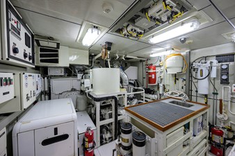 ST. TROPEZ  84 68_cheoy_lee_st_tropez_engine_room_02