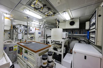 ST. TROPEZ  86 68_cheoy_lee_st_tropez_engine_room_04