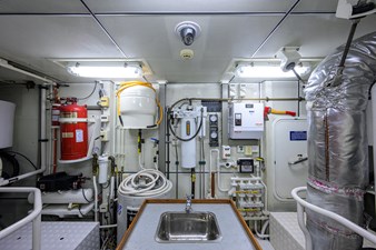 ST. TROPEZ  88 68_cheoy_lee_st_tropez_engine_room_06