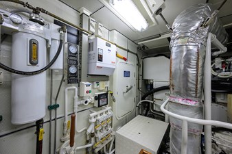 ST. TROPEZ  90 68_cheoy_lee_st_tropez_engine_room_08