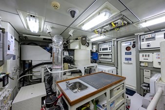 ST. TROPEZ  91 68_cheoy_lee_st_tropez_engine_room_09