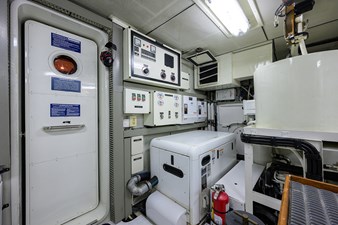 ST. TROPEZ  94 68_cheoy_lee_st_tropez_engine_room_12