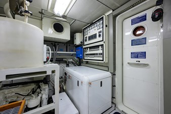 ST. TROPEZ  95 68_cheoy_lee_st_tropez_engine_room_13