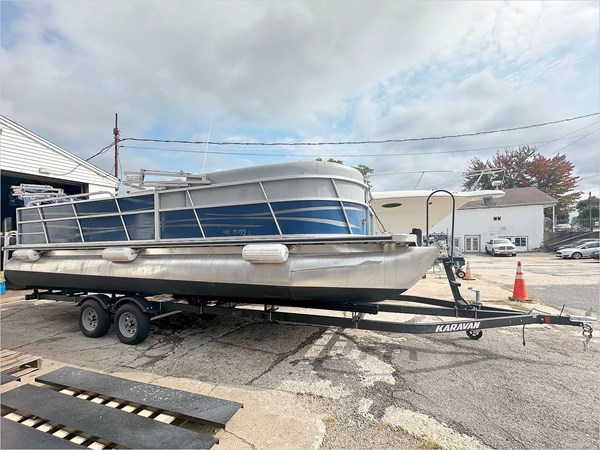 24' BENTLEY 2017 ENCORE 240 CRUISE SE