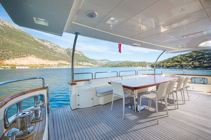 La Rubia Exterior – Main deck aft