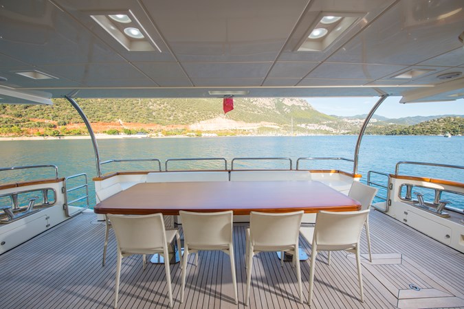 La Rubia Exterior – Main deck aft