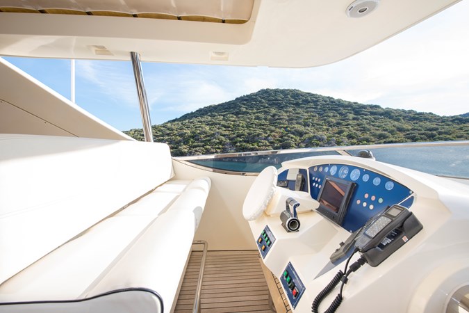 La Rubia Exterior – Flybridge controls