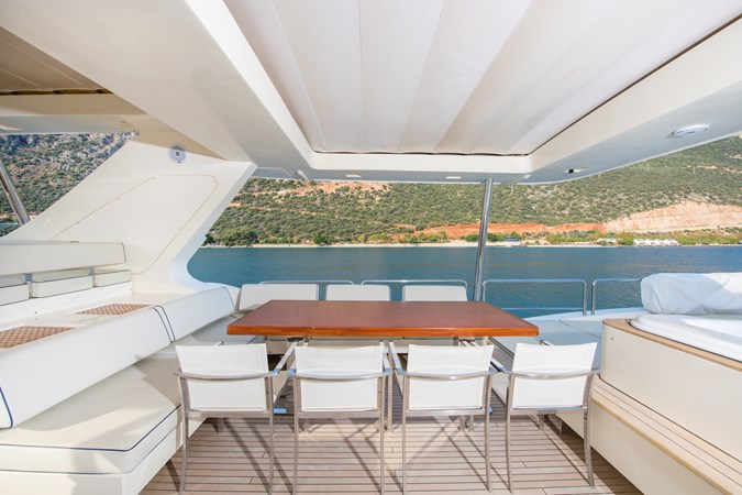 La Rubia Exterior – Flybridge seating + dining