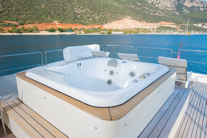 La Rubia Exterior – Flybridge jacuzzi