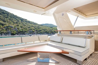 La Rubia 49 La Rubia Exterior – Flybridge seating