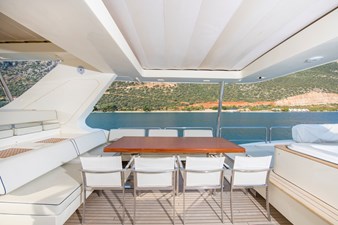 La Rubia 50 La Rubia Exterior – Flybridge seating + dining