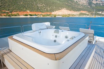 La Rubia 51 La Rubia Exterior – Flybridge jacuzzi
