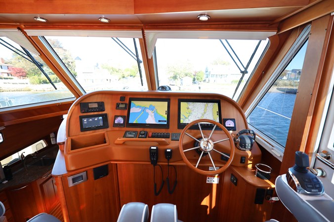 DEFY GRAVITY, 2018 Sabre 48 Flybridge Sedan, Helm