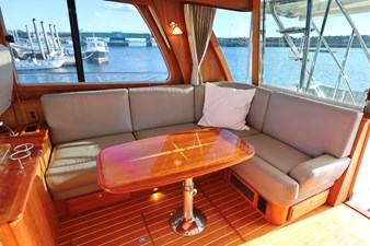 UNNAMED 26 DEFY GRAVITY, 2018 Sabre 48 Flybridge Sedan, Salon L Settee