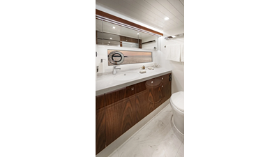 72 SPORTS MOTOR YACHT 1 