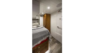 72 SPORTS MOTOR YACHT 13 