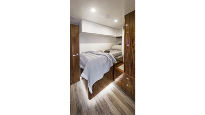 72 SPORTS MOTOR YACHT 14 