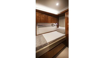 72 SPORTS MOTOR YACHT 76 