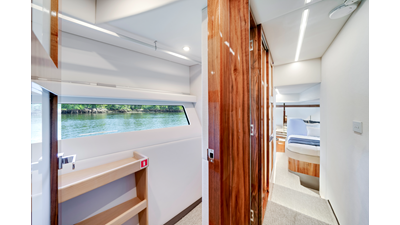 50 SPORTS MOTOR YACHT 55 