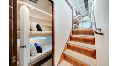 50 SPORTS MOTOR YACHT 104 