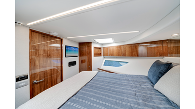 50 SPORTS MOTOR YACHT 118 