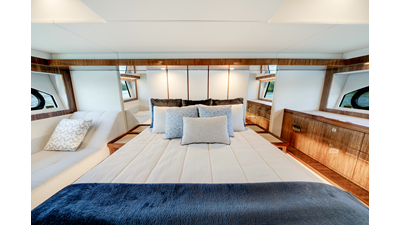 50 SPORTS MOTOR YACHT 108 