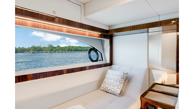 50 SPORTS MOTOR YACHT 121 