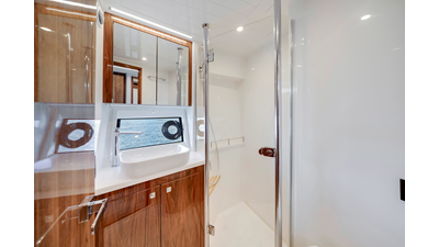 50 SPORTS MOTOR YACHT 122 