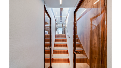 50 SPORTS MOTOR YACHT 133 