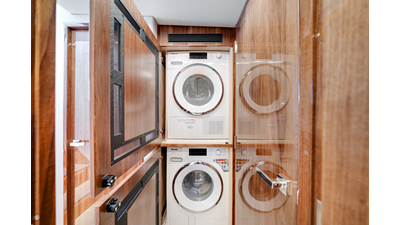 50 SPORTS MOTOR YACHT 134 