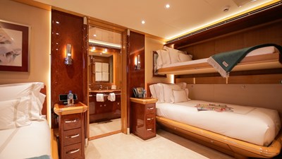 MYSTIQUE 30 MYSTIQUE 2001 FEADSHIP  Motor Yacht Yacht MLS #456235 30