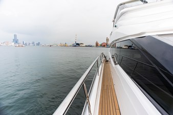 70' Johnson Skylounge 2026 29 Side decks