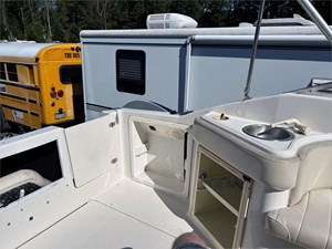 27' Monterey 2002 262 Cruisers 10 