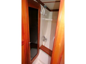 MAJESTIC 27 Guest Shower