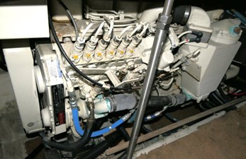 CODE FOUR 29 Engine Stbd