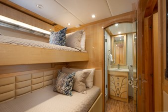 LUCKY PENNY 33 5th Guest Cabin