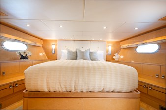 LUCKY PENNY 25 VIP Cabin - King Berth