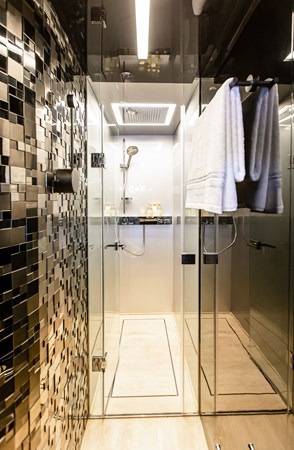 Bering 70 Interior photos  (20)