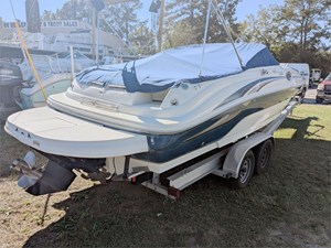 24' Sea Ray 2004 240 Sundeck 2 