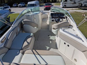 24' Sea Ray 2004 240 Sundeck 7 