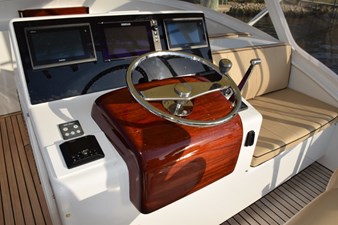 OSPREY 7 Custom helm wheel with speed knob, newer Garmin displays with a Simrad MFD in center (displays engine gauges).