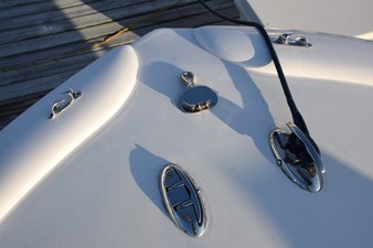 OSPREY 17 Bow and midship pop-up cleats. Anchor rode in hawser - Anchor stored under forward bench seat on bridge deck