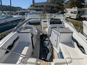27' Regal 2008 2700 6 