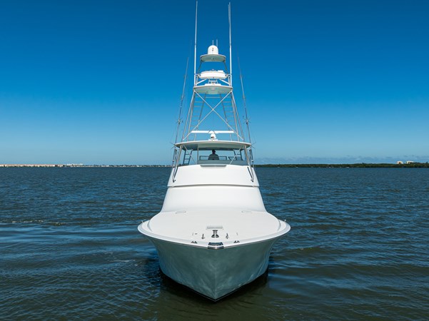 Clean bow with center fairlead for anchoring and windlass