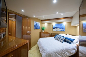 1/2 BARREL 22 Master stateroom and view to companionway