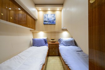 1/2 BARREL 31 Aft guest stateroom to starboard side, twin berths